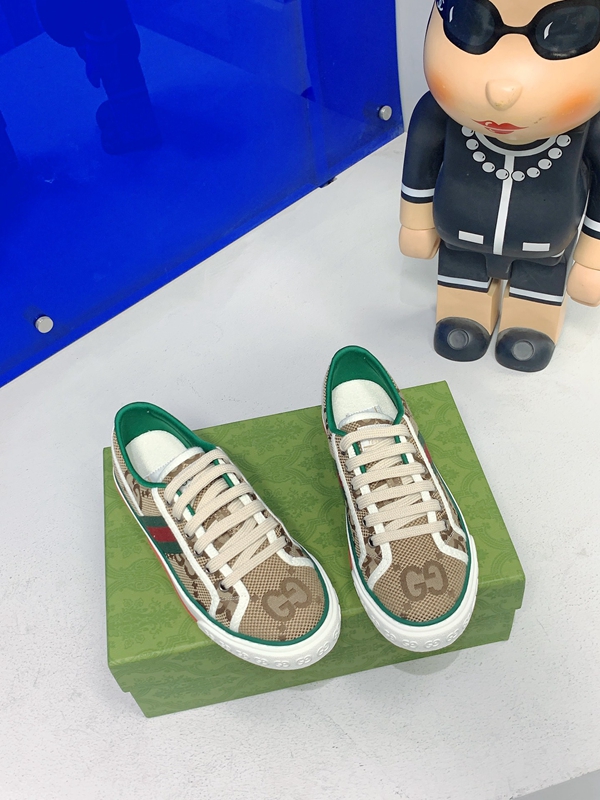 グッチ靴背面デザイン
